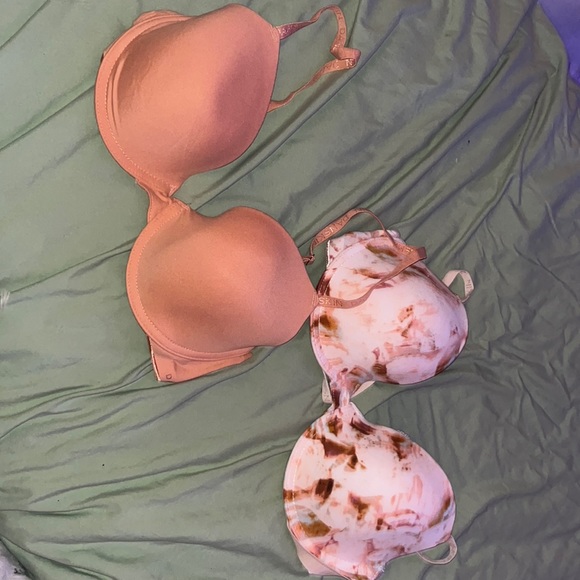 Pair of Danskin 36 C Bras - Picture 1 of 3